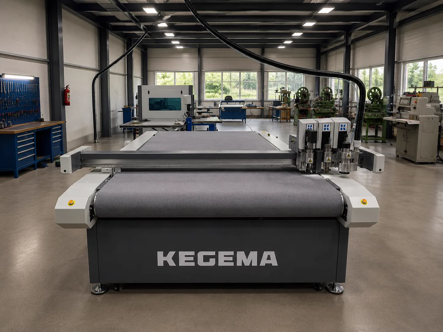 KEGEMA DC1625 F — Frontansicht des Digital Cutting & Routing Systems mit Förderband-Vakuumtisch
